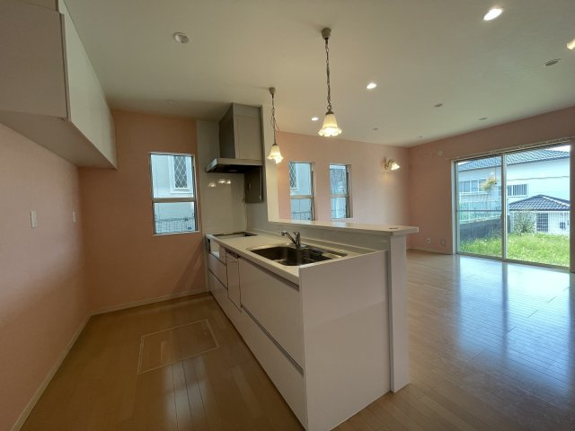 高知市瀬戸南町　中古一戸建の居間・リビング|開放感たっぷり！南向きの大きな窓から光が差し込む明るい空間◎

