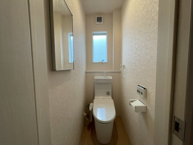 高知市瀬戸南町　中古一戸建のトイレ|窓付きで明るく換気も◎清潔感あるトイレ♪