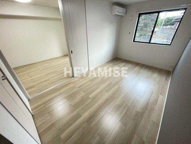 エバーグリーンⅡB棟の居間・リビング|※反転間取りのお部屋の画像です※現況を優先します