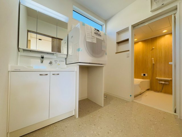 香美市土佐山田町C号地　新築一戸建ての独立洗面台