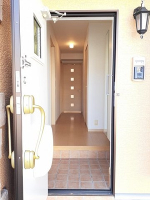 【玄関】 | ベル・リバージュ | 収納もある玄関です