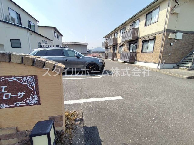 モナリエローザの駐車場