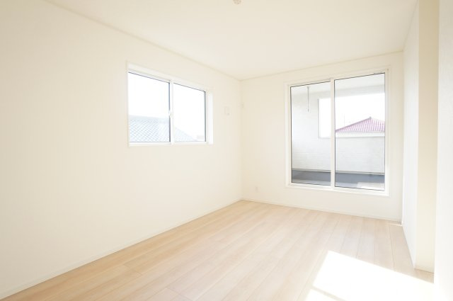 クレイドルガーデン美浜町奥田第8　2号棟の洋室|2階8帖洋室はバルコニーに面した主寝室