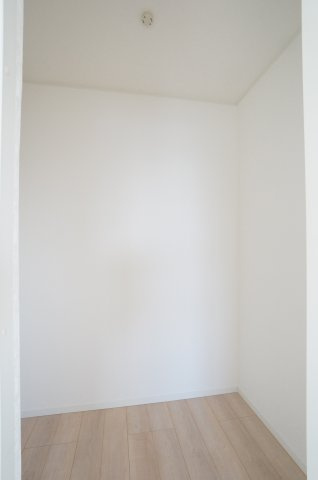 クレイドルガーデン美浜町奥田第8　2号棟の収納|2階洋室☆大型のクローゼット収納庫