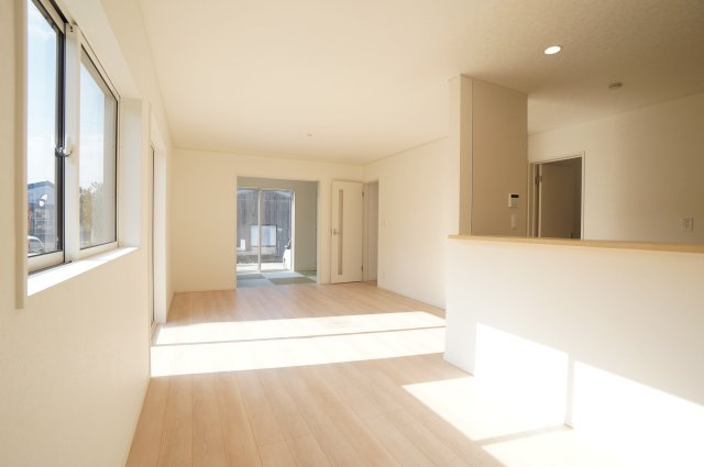 クレイドルガーデン美浜町奥田第8　2号棟の居間・リビング|陽射しが温かいリビングは家族が集まる広々空間！