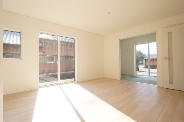 クレイドルガーデン美浜町奥田第8　2号棟の居間・リビング|南側リビングは17帖で日当たり良好