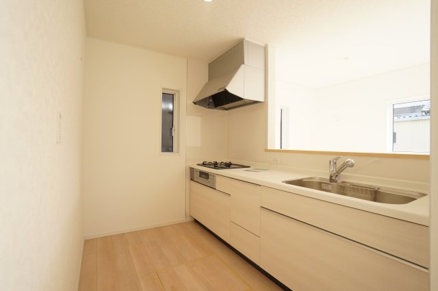 クレイドルガーデン美浜町奥田第8　2号棟のキッチン|使いやすくスタイリッシュな対面キッチンは、ご家族と顔を合わせながらお料理が出来て家族との楽しい時間を過ごせそうです！！