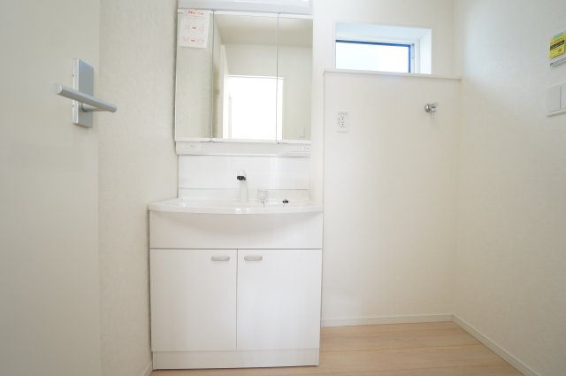 クレイドルガーデン美浜町奥田第8　2号棟の独立洗面台|シャワー付き洗面化粧台は、伸ばせる水栓で洗面台でのシャンプーや洗い物に便利な仕様です。