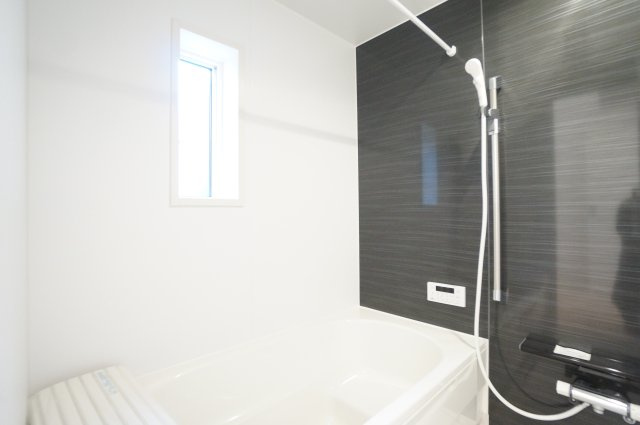 クレイドルガーデン美浜町奥田第8　2号棟の浴室|1坪の広さで1日の疲れを癒すくつろぎのバスタイム！浴室乾燥暖房機付きで冬には浴室を暖めることが出来ます。