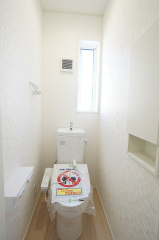 クレイドルガーデン美浜町奥田第8　2号棟のトイレ|1階2階にトイレがあり、家族の朝の身支度時間もスムーズに！温水洗浄便座で冬は暖かく快適です！！