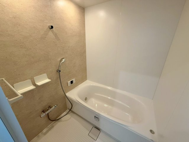 南国市田村乙 中古一戸建の浴室|温かみのあるアクセントパネルが魅力。ゆったり浸かれるバスタブで一日の疲れを癒せます。