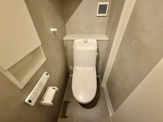 南国市田村乙 中古一戸建のトイレ|落ち着いた色味で清潔感◎温水洗浄便座付きの快適トイレ。