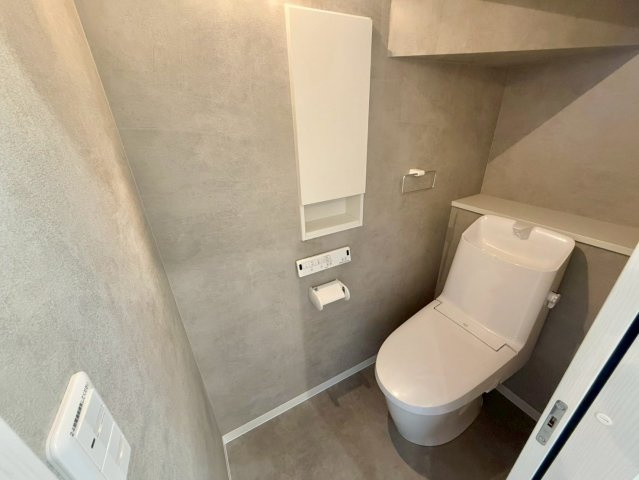 南国市田村乙 中古一戸建のトイレ|吊り戸棚付きでトイレットペーパーや掃除用品をスッキリ収納できます。