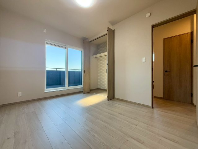 南国市田村乙 中古一戸建の洋室|大きな窓で開放感たっぷり。通風も良く、一年中心地よく過ごせます。