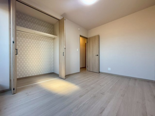 南国市田村乙 中古一戸建の洋室|アクセントクロスがおしゃれなクローゼット。開けたときも気分が上がるデザインです。