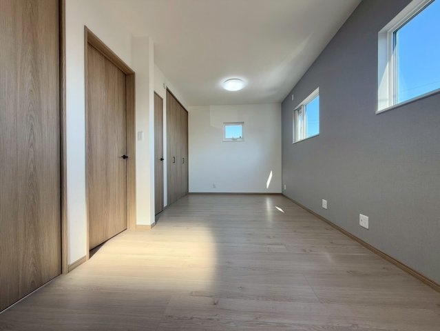 南国市田村乙 中古一戸建の洋室|横に広い明るい洋室。子ども部屋の2部屋割りも可能なフレキシブルな空間です。