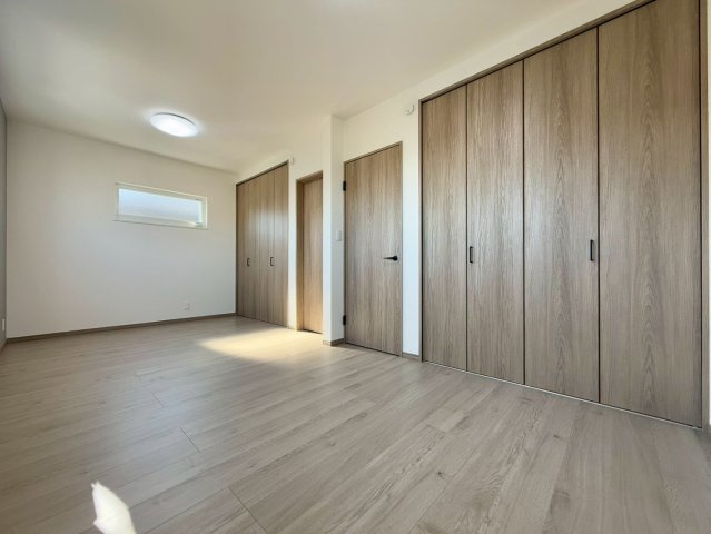 南国市田村乙 中古一戸建の洋室|2つのクローゼットを備えた大容量収納の洋室。衣類も荷物もスッキリ整理できます。