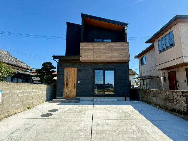 南国市田村乙 中古一戸建の外観|木目×ブラックのシックなデザイン。スタイリッシュで存在感のある住まい。