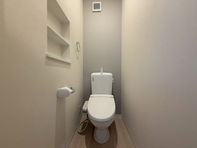 南国市田村乙 中古一戸建のトイレ|埋め込み収納付きで、トイレットペーパーや小物をすっきり片付けられます。