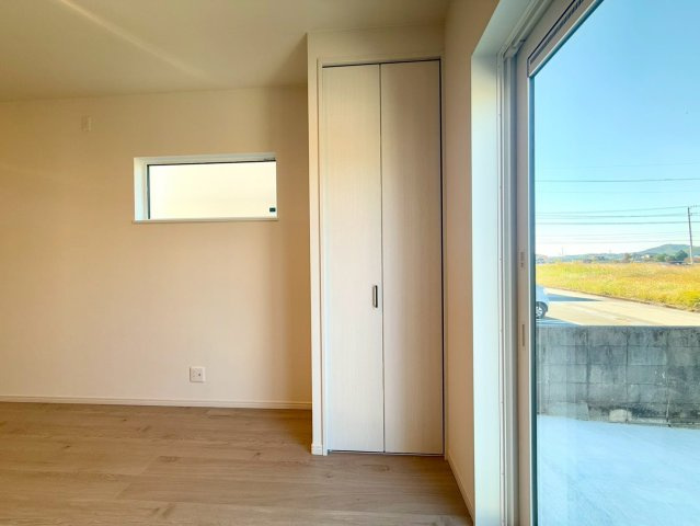 南国市田村乙 中古一戸建の収納|リビングに便利な物入れ収納付き。日用品や掃除道具をサッと片付けられます。