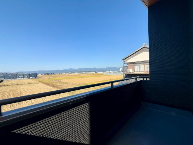 南国市田村乙 中古一戸建のバルコニー|自然を感じる田園ビュー。季節の移ろいを楽しめる贅沢な眺望です。