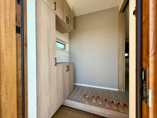 南国市田村乙 中古一戸建の玄関|収納たっぷりの明るい玄関。靴や荷物がスッキリ片付く使いやすい空間です。