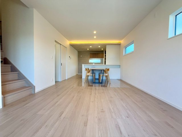 南国市田村乙 中古一戸建の居間・リビング|開放感あふれる明るいLDK！間接照明が映えるおしゃれな空間です。
