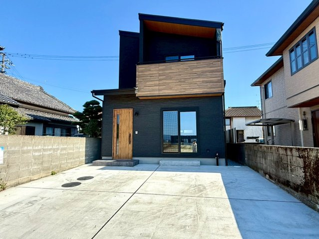 南国市田村乙 中古一戸建の外観|広い駐車スペース完備のデザイン住宅。日当たりも良く快適な住環境です。