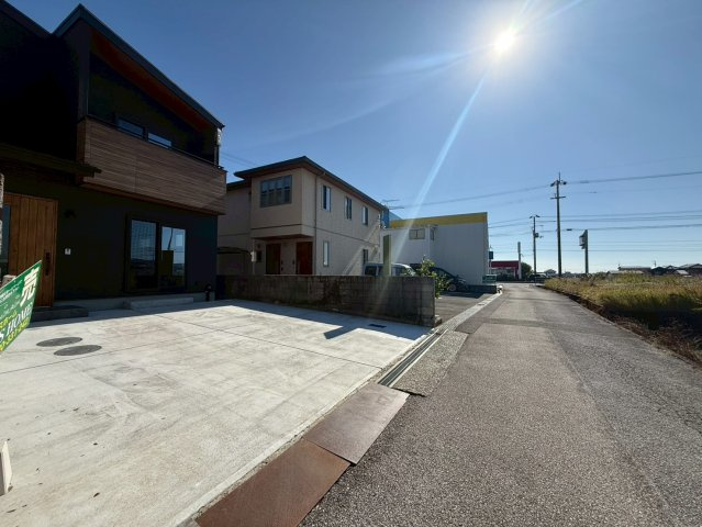 南国市田村乙 中古一戸建の前面道路含む現地写真|視界が広がる気持ちの良い道路環境。明るく穏やかな住宅地です。