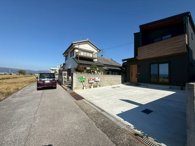 南国市田村乙 中古一戸建の前面道路含む現地写真|圧迫感のない心地よい環境。駐車もしやすい前面道路がポイントです。