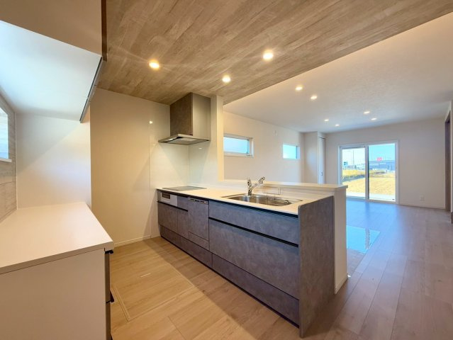 南国市田村乙 中古一戸建のキッチン|広々カウンターと大容量収納が魅力。毎日の料理が楽しくなるキッチン空間。