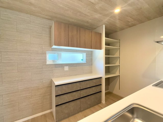 南国市田村乙 中古一戸建のキッチン|家電も食器もまとめて収納できる使い勝手の良いカップボード。生活感を隠せる配置です。