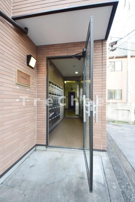 西日暮里駅前ハイツのエントランス