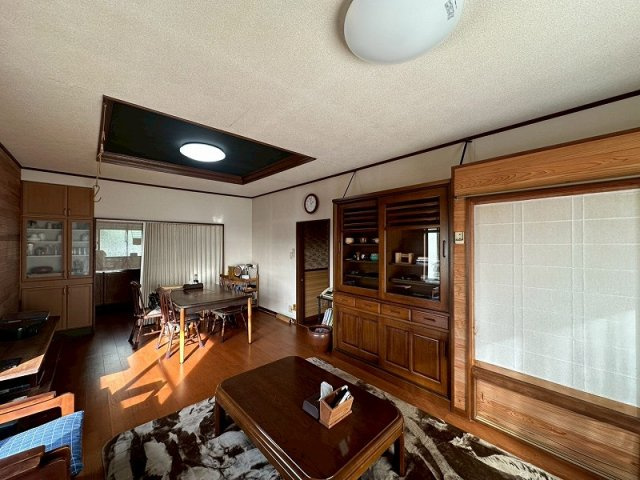 【居間・リビング】 | 上乃木1丁目中古戸建 | 温かみのある採光性に優れたリビングです