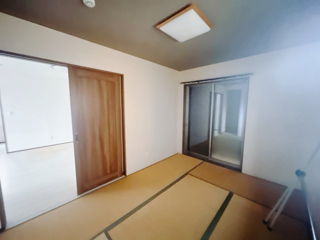 【中古戸建】高崎市石原町の和室|■1階和室｜リビングと繋がっている和室は、お子様の様子を見守りながらお洗濯物を畳んだり、家事の合間のちょっとした休憩やのんびりお昼寝にも♪セカンドリビングとしてもお使いいただけます。