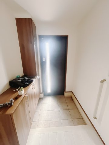 【中古戸建】高崎市石原町の玄関|■玄関収納｜太陽の光をたっぷり採り込む南玄関☆ご家族の靴がたくさんしまえる下駄箱付き。お子様の靴がこれから増えても安心な大きさです。