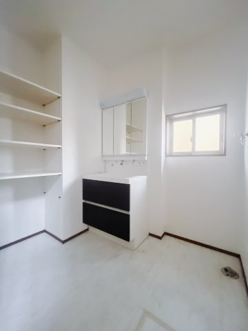【中古戸建】高崎市石原町の独立洗面台|■洗面室｜リネンスペースには、タオルやバスタオル・着替えなどが置けるので大変便利です♪買い置きした洗剤もしまえてどんな時も綺麗な状態を保てます♪