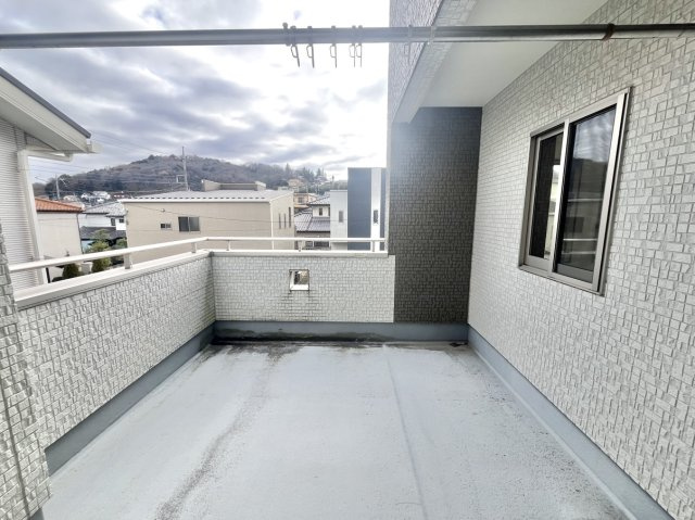 【中古戸建】高崎市石原町のバルコニー|■バルコニー｜空が見える広々としたバルコニー♪家族で星空観賞ができて夜が楽しみになりますね☆