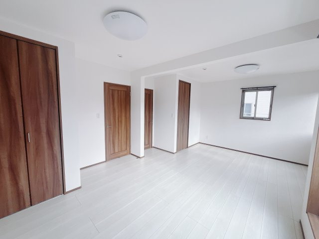 【中古戸建】高崎市石原町の洋室|■2階洋室｜ナチュラルカラーの床です。模様替えなどとても楽しく工夫できます♪陽当たり、風通しもとても良いので毎日快適な生活スタートです！子供部屋にも良いですね♪
