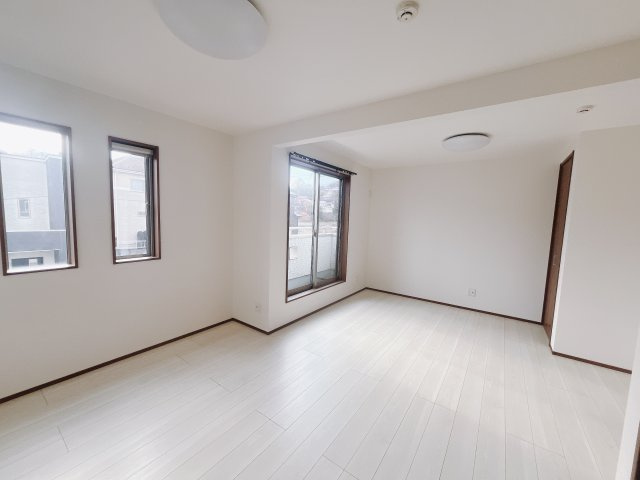 【中古戸建】高崎市石原町の洋室|■2階洋室｜2階洋室には大きな窓をご用意しています。日中はあたたかな日差し差し込み自分時間も充実できますね＾＾
