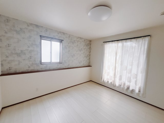 【中古戸建】高崎市石原町の洋室|■2階洋室｜ナチュラルカラーの床です。模様替えなどとても楽しく工夫できます♪陽当たり、風通しもとても良いので毎日快適な生活スタートです！子供部屋にも良いですね♪