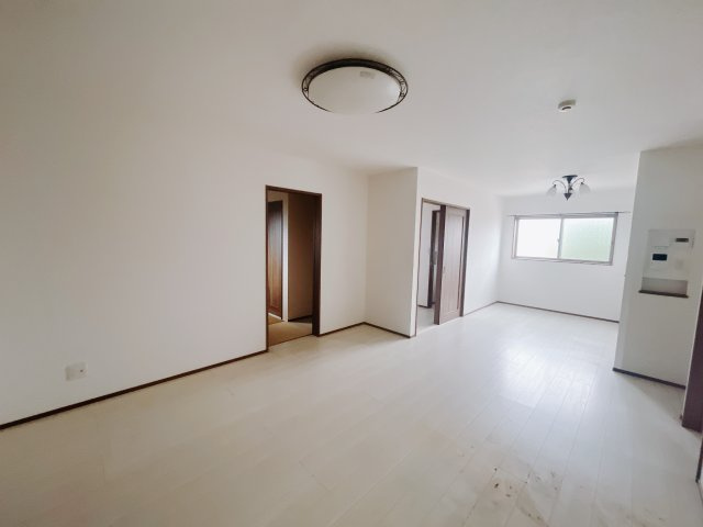 【中古戸建】高崎市石原町の居間・リビング|■リビング｜落ち着きのある表情を見せるリビングダイニング。太陽の光がたっぷり差し込むリビングは、自然とご家族が集まる居心地の良い空間です。