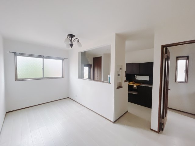 【中古戸建】高崎市石原町のダイニング|■ダイニング｜ご家族のコミュニケーションを重視した対面キッチン。カウンターには小さなお花や植物などを配置すると、より気品あふれる空間へと変化します♪