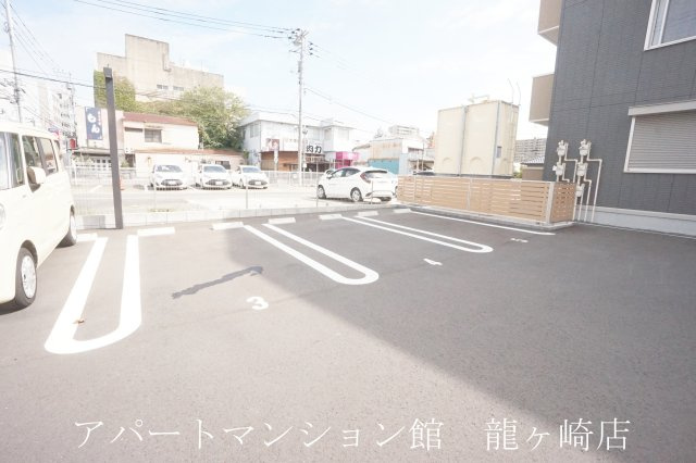 アルジャンの駐車場