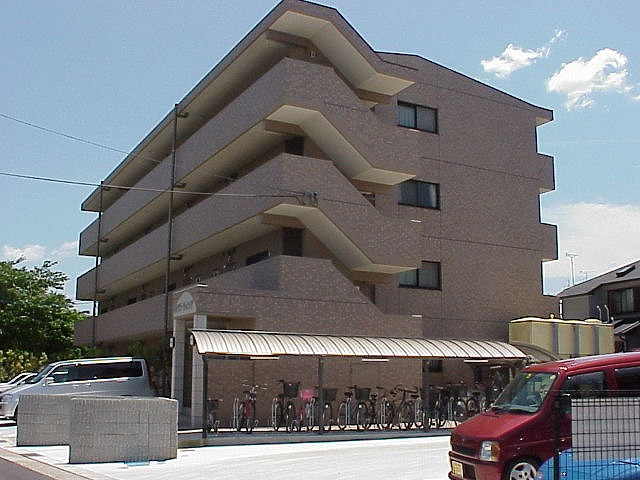 メゾンウィングの駐車場|車をお持ちの方に嬉しい駐車場付きの物件です