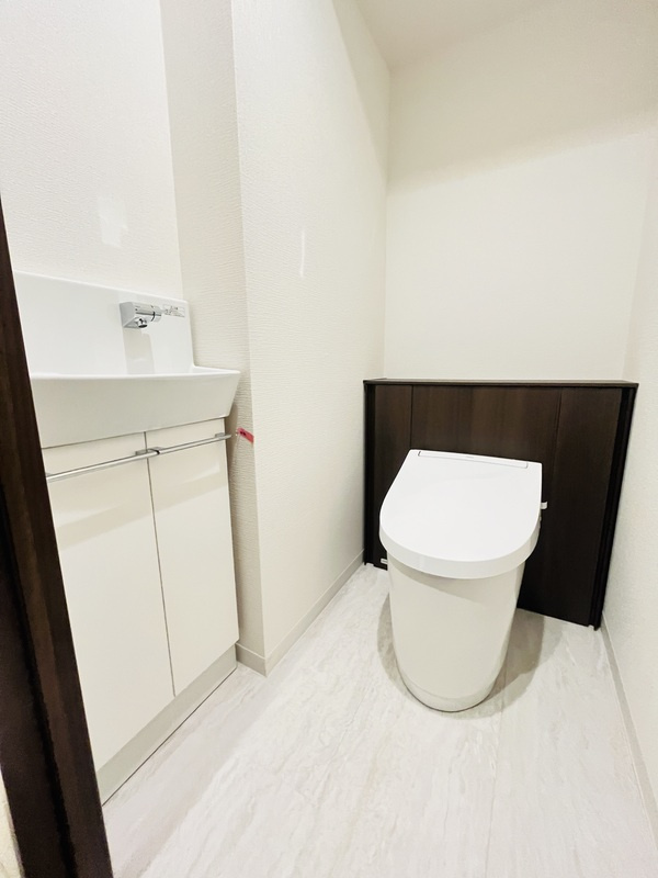 THE MAYFAIRのトイレ|落ち着いた色調のトイレです