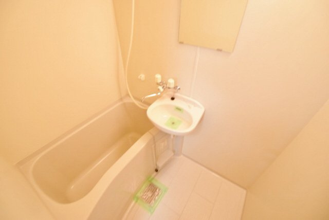 タケハイム船橋の浴室|洗面台付きです。