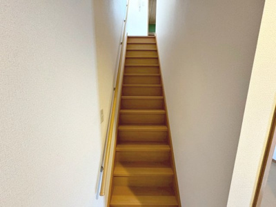 【内装】 | 永和１丁目　中古テラスハウス | 階段に手すりがあるので、ご高齢の方や小さなお子様のいるご家庭も安心ですね！