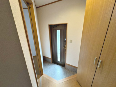 【玄関】 | 永和１丁目　中古テラスハウス | 玄関にシューズボックスありますよ！玄関周りもスッキリ片付きますね！