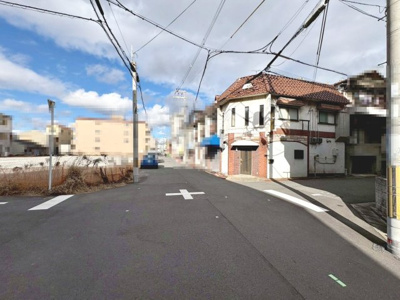 【前面道路含む現地写真】 | 永和１丁目　中古テラスハウス | 前面道路約５．４ｍ/約６．３ｍ！広々開放感のある住まいです♪是非現地にてご体感ください！